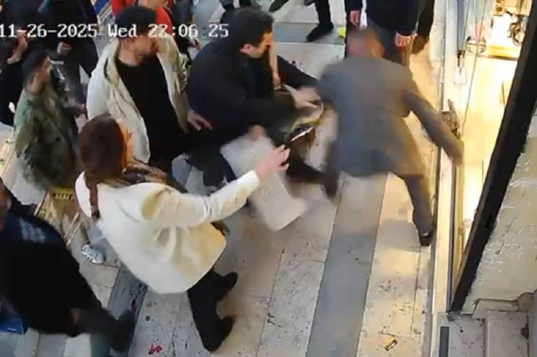 Sokak ortasında dehşeti yaşadılar! Boşanma aşamasındaki eşini defalarca bıçakladı! Esnaf meyve kasalarıyla kurtardı 1